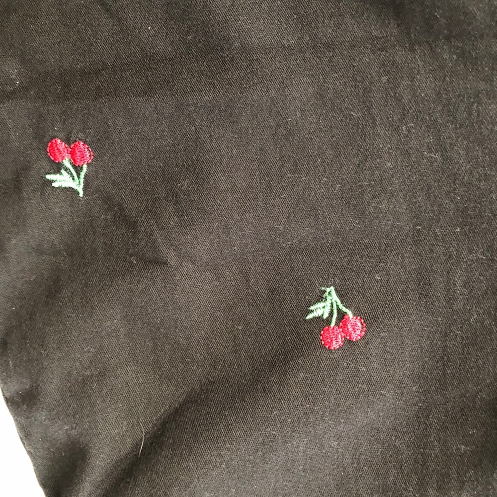 Briggs NY black Capri pants cherries, size 12P - Picture 3 of 6